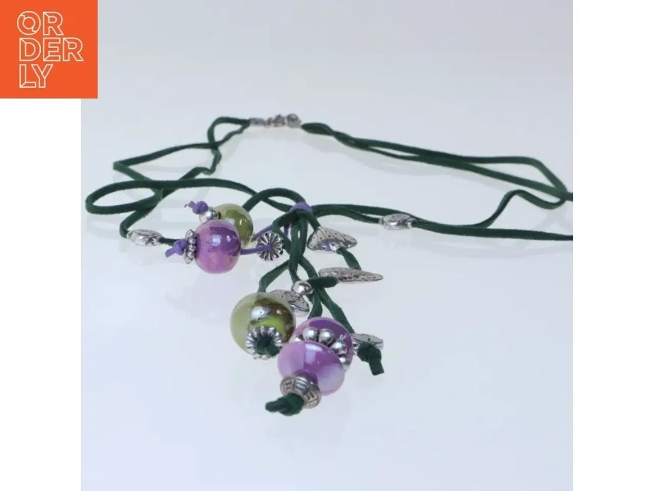 Billede 2 - Halskæde med perler og charms (str. 68 cm)