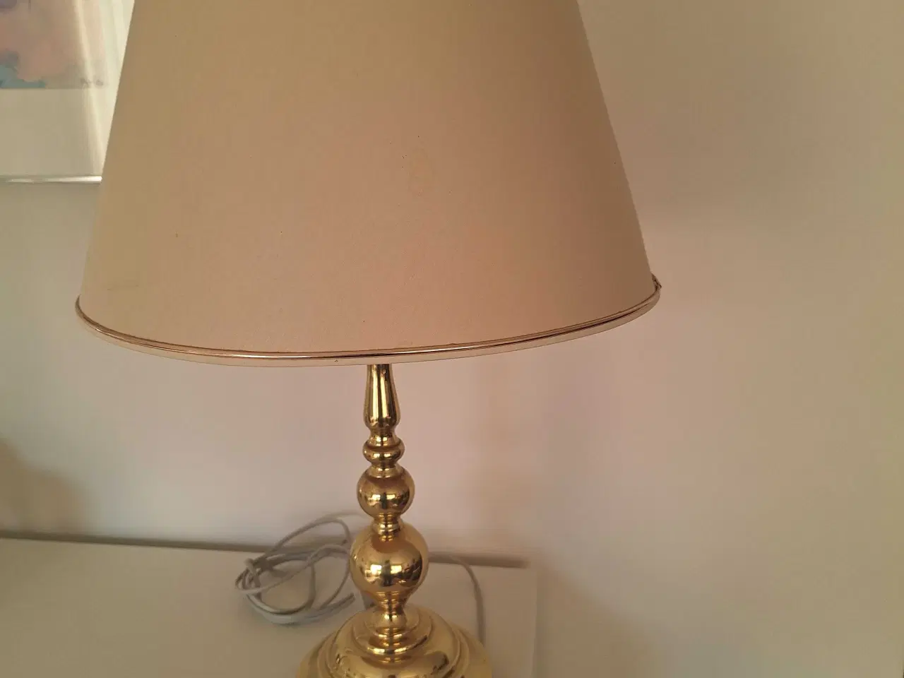 Billede 1 - Flot bordlampe I massiv messing med skærm. 