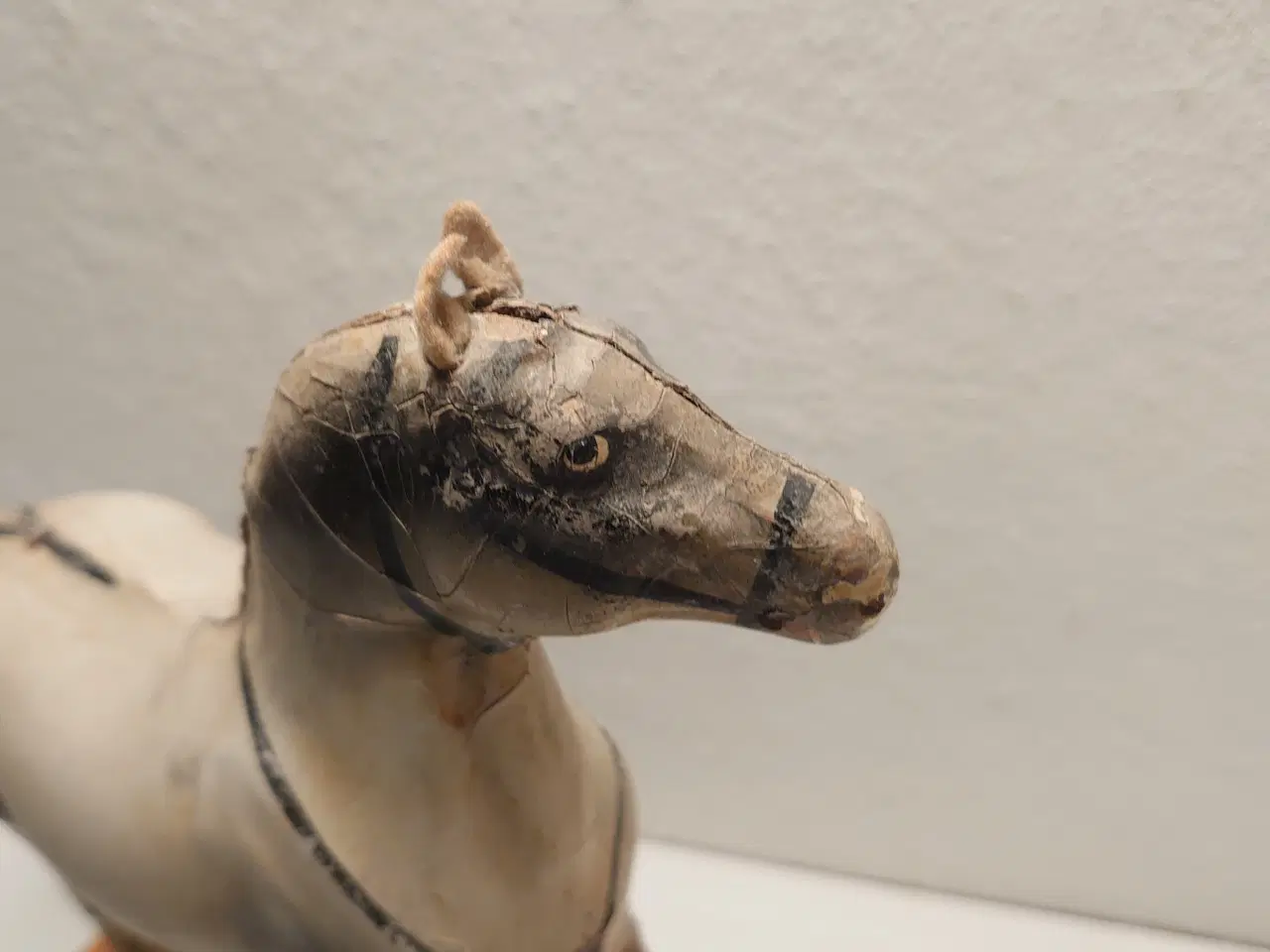 Billede 7 - Gammel sjælden stor hest i træ og papmache.