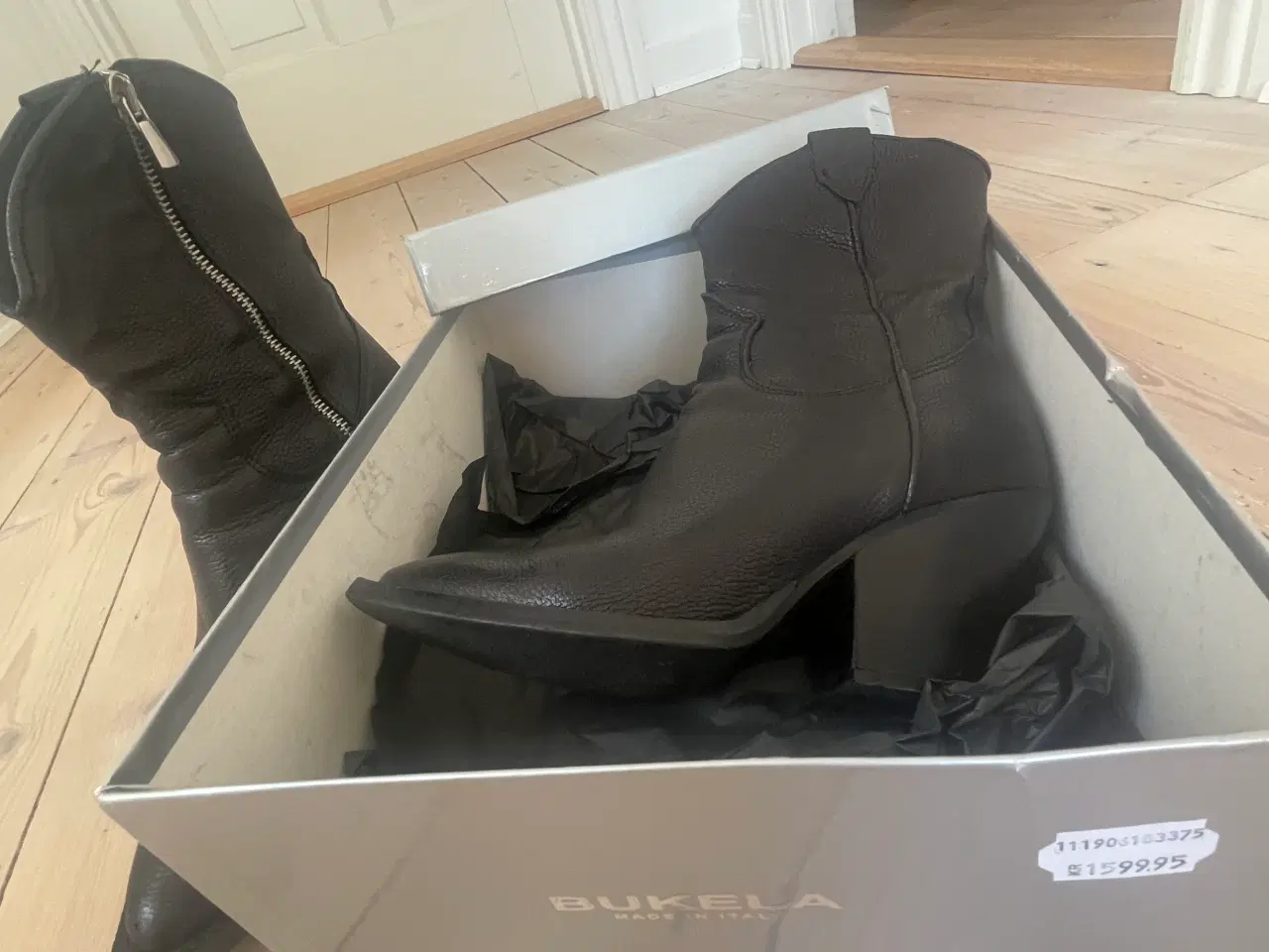 Billede 6 - Bukela sort skindstøvle 