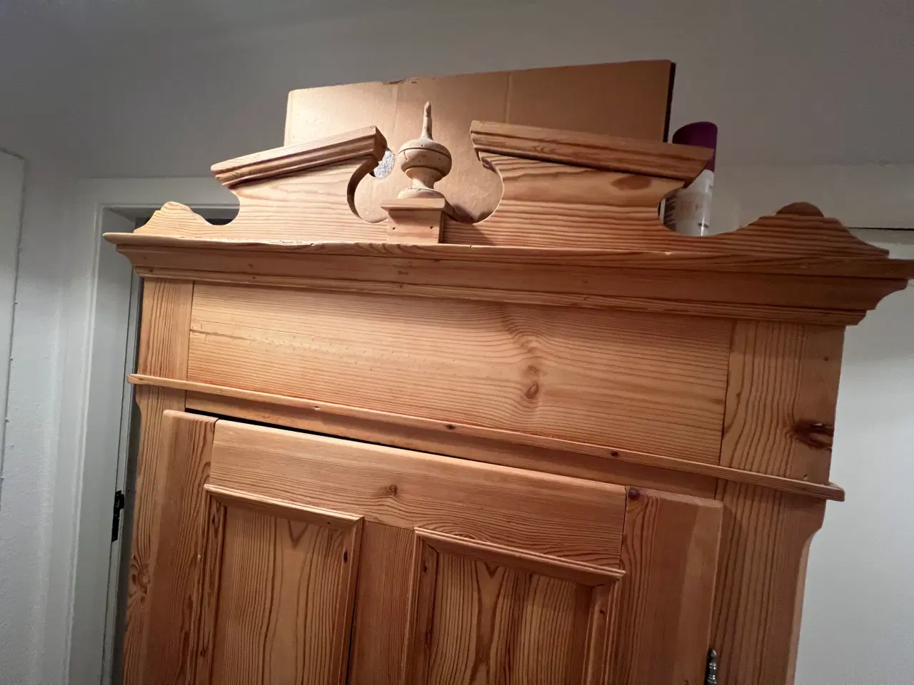 Billede 4 - Velholdt karlekammerskab med hylder