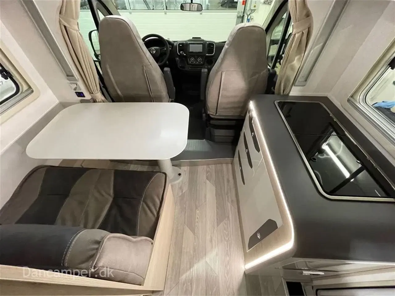 Billede 8 - 2023 - Ilusion   Ilusion XMK 590 Premium, flot lyst interiør, 180 Hk og 9 trins automatgear