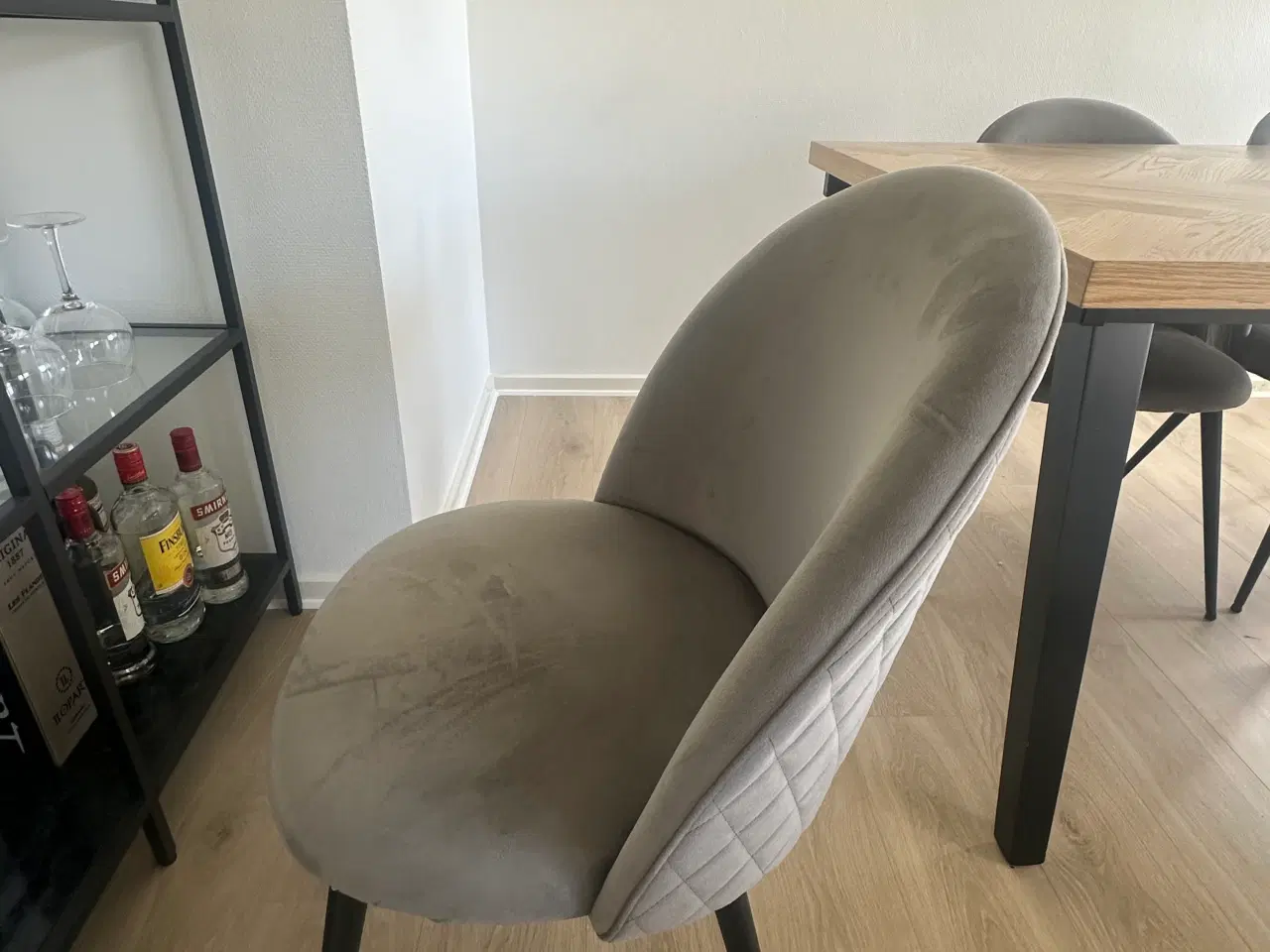 Billede 4 - Flot sildeben spisebord med stole. 