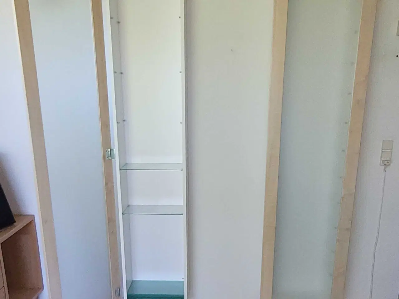 Billede 1 - Vitrine skab med glas låge 