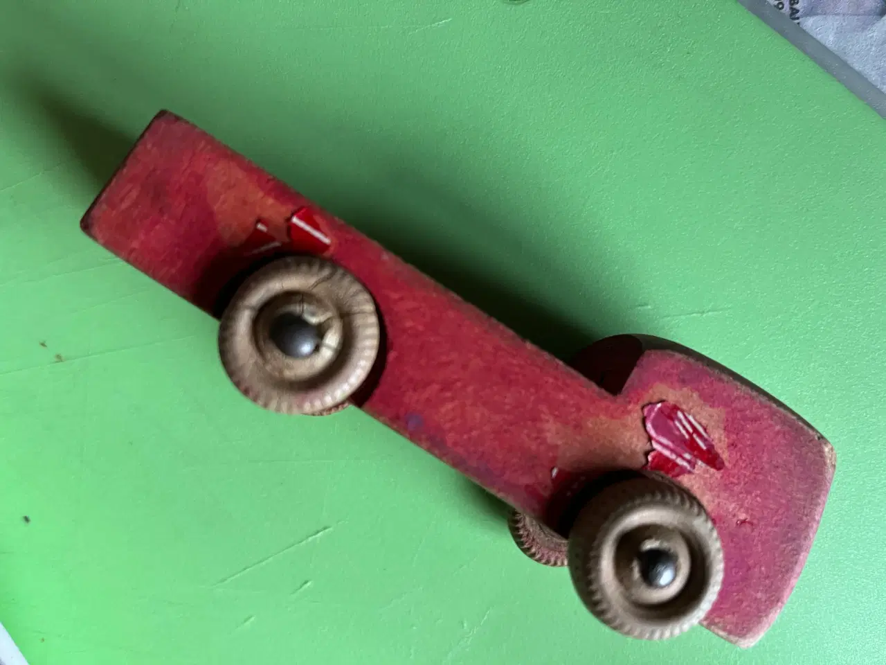 Billede 4 - Lille, rød, afskallet træ-legetøjsbil. Giv bud.