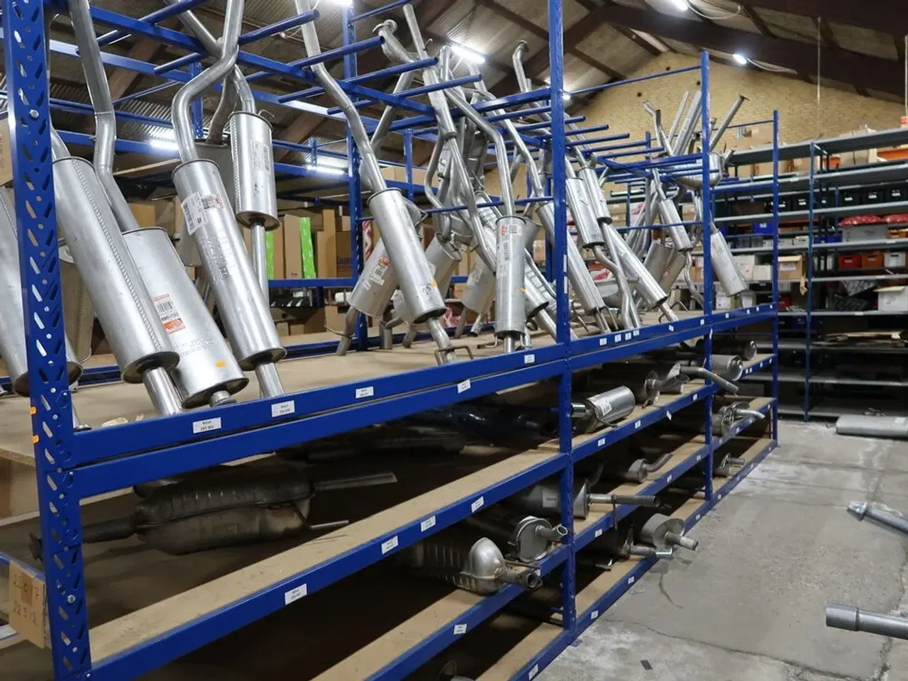 Billede 1 - Udstødninger m.v. i reol