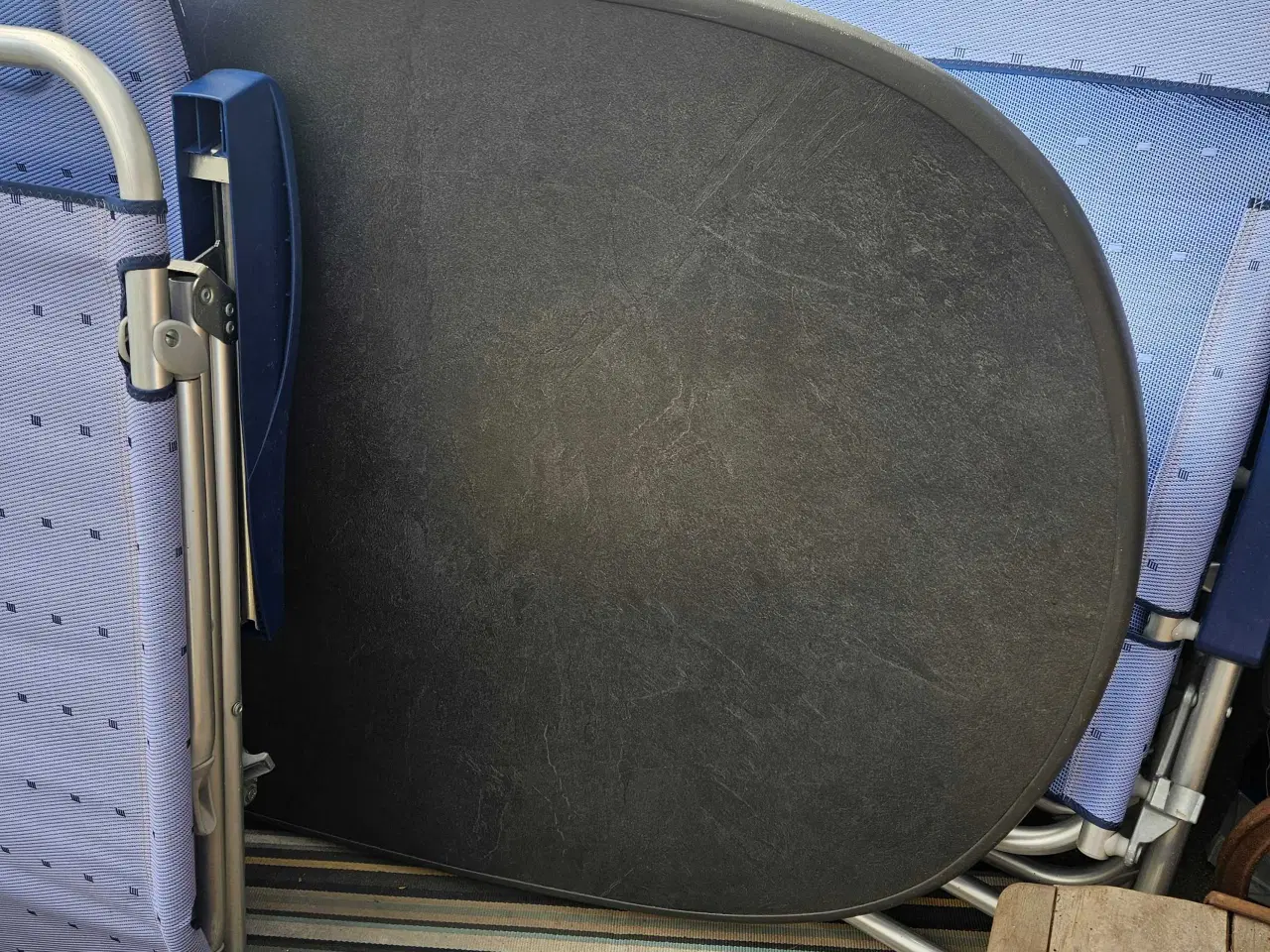 Billede 2 - Bord med 4 stole og 1 benstøtte