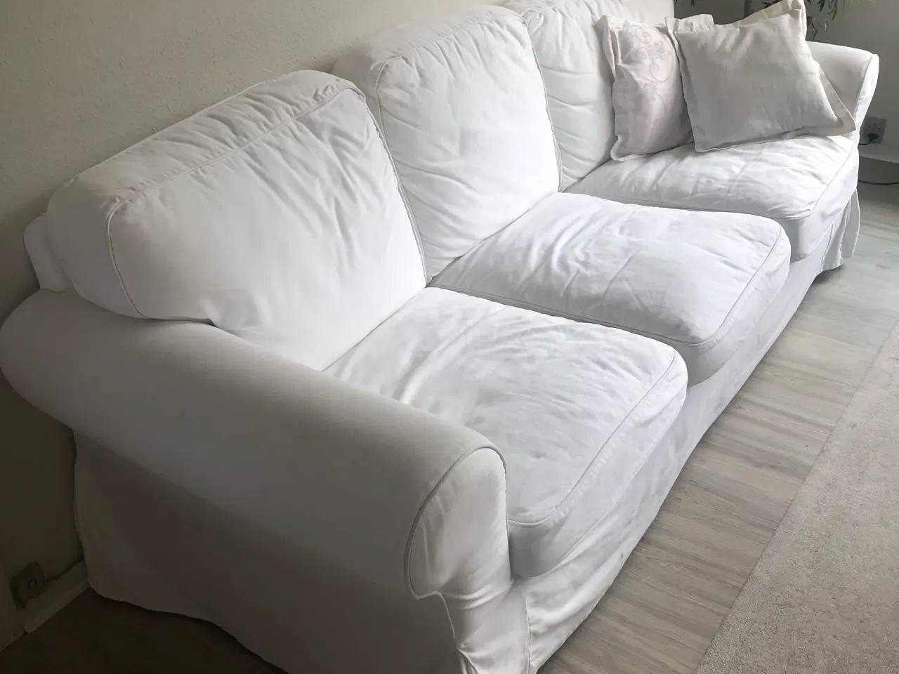 Billede 2 - Hvid trepersoners Ektorp Ikea sofa i god stand.