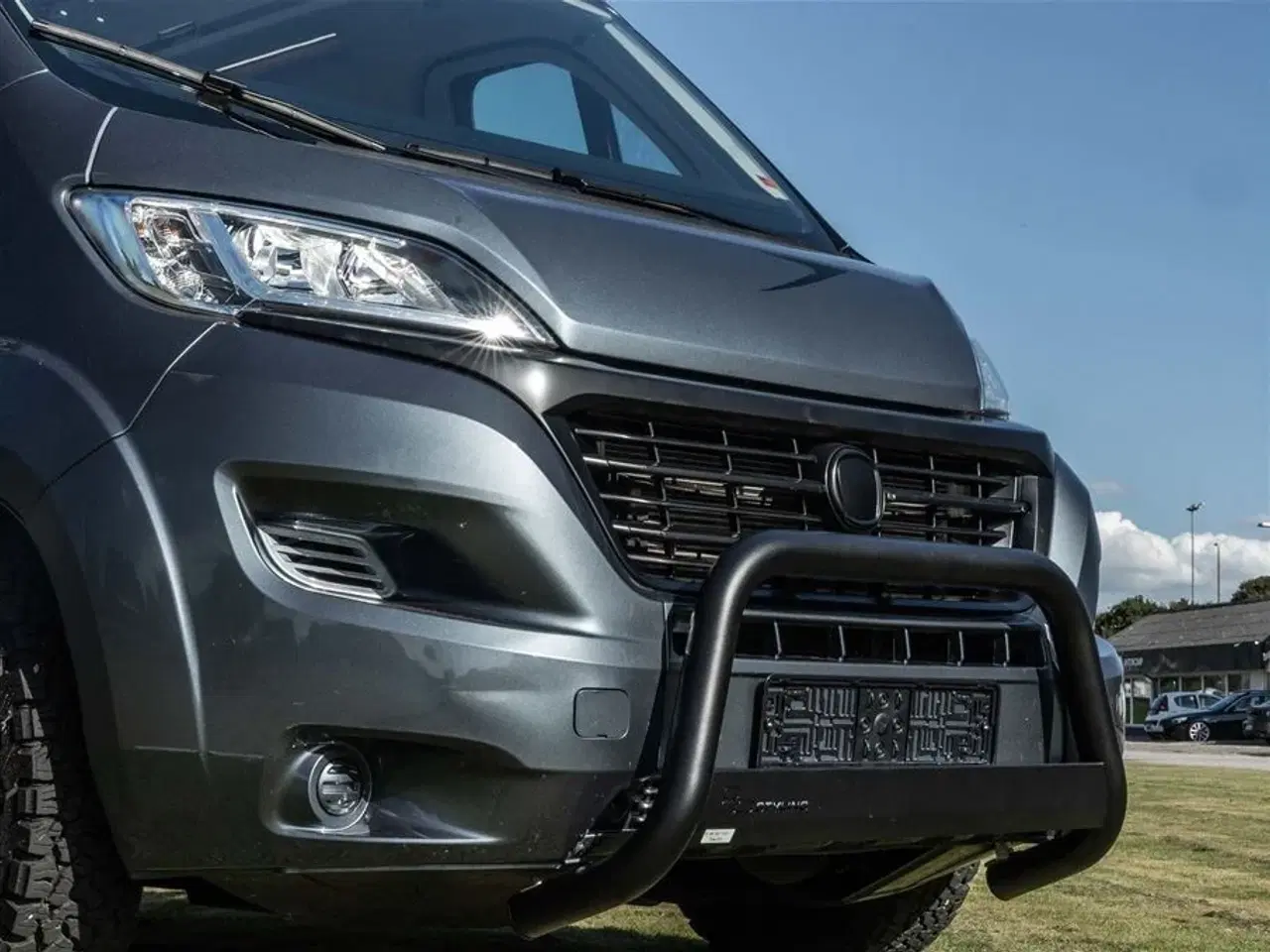 Billede 2 - 2020 - McLouis Menfys Van 04 Prestige Van med langsgående senge og fyldt med udstyr