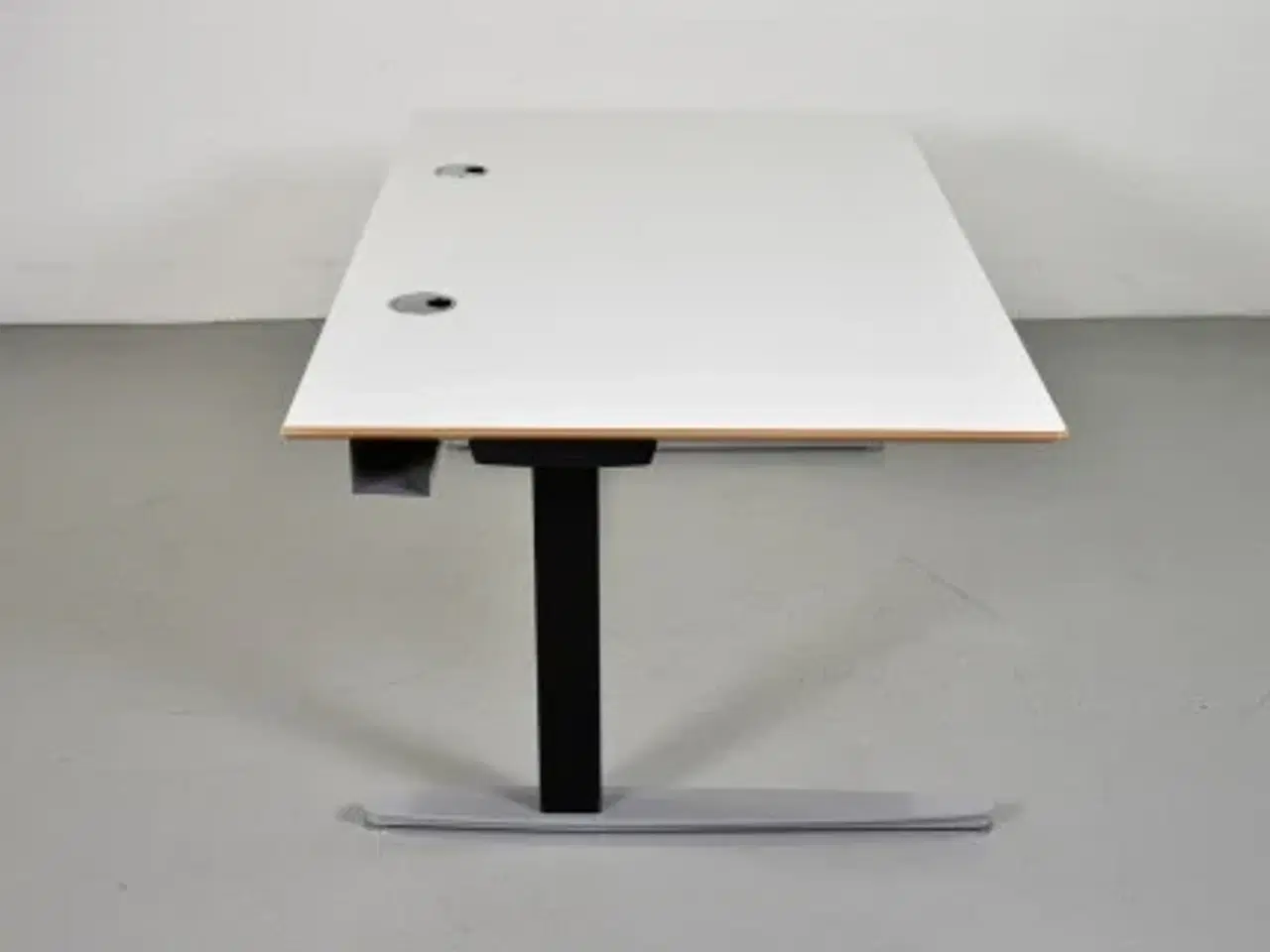 Billede 4 - Hæve-/sænkebord fra duba b8 med hvid plade og sort/alugråt stel, 160 cm.