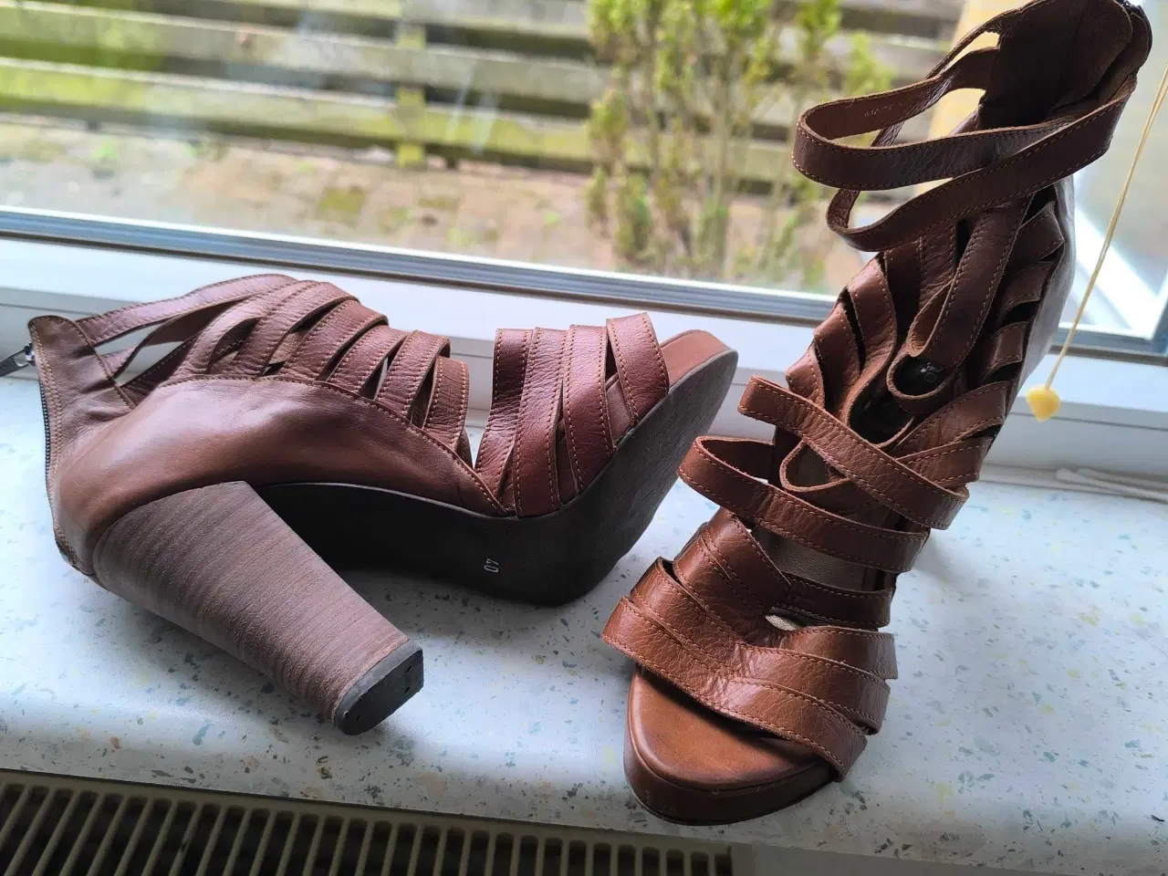 Billede 2 - Høj hæl sandaler 