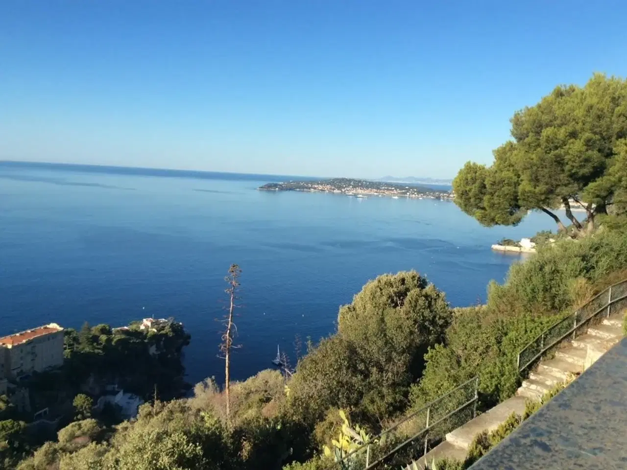 Billede 5 - Super ferielejlighed for 4 personer beliggende i Cap d Ail mellem Nice og Monaco. Stor balkon med markise. Højt og ugenert beliggende i komplekset med 180 gr panoramaudsigt over Middelhavet. Soveværelse med skydedør til stuen, der har sovesofa til 2.