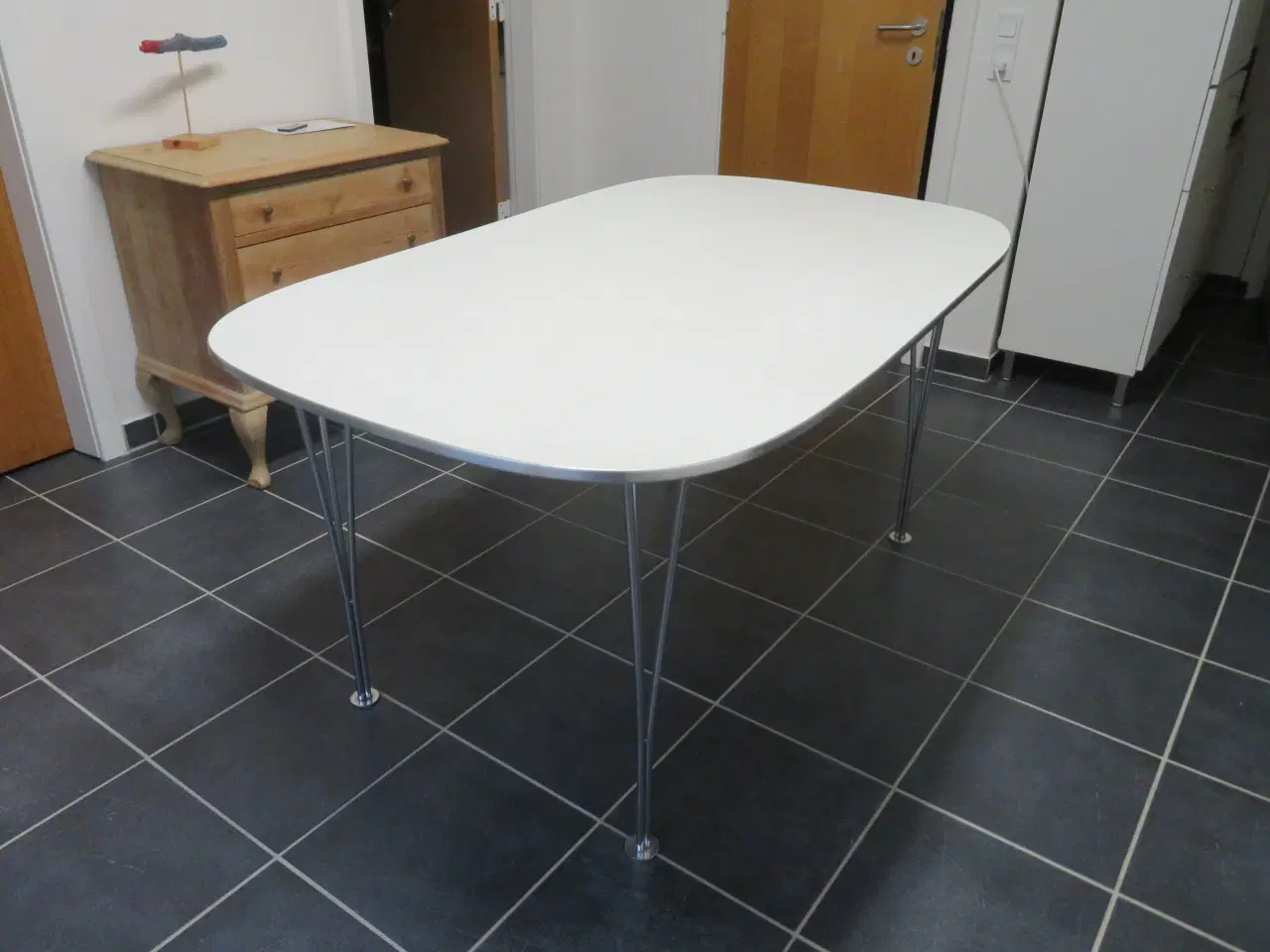 Billede 3 - Hvidt spisebord med stålben