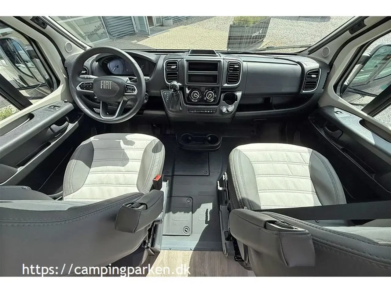 Billede 3 - 2025 - SunLight Campervan i Adventure, under 6 meter, sort metallic, automatgear og meget udstyr!