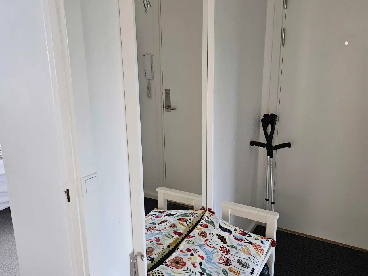 Billede 2 - Spejl med hvid ramme, købt i Ikea