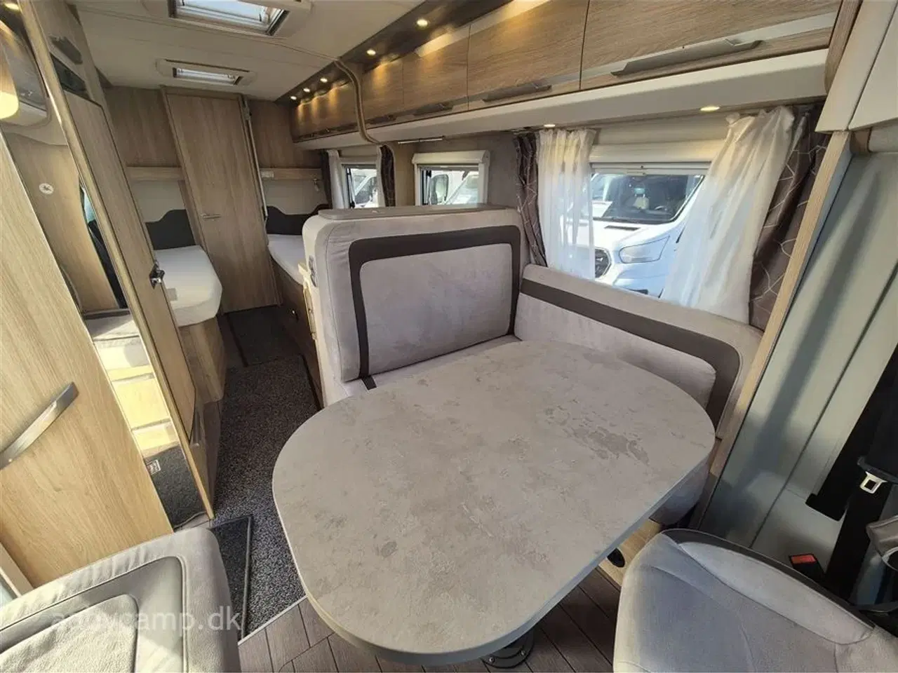 Billede 8 - 2018 - Knaus Sky TI 700 MEB Automatgear. Solceller. Batteri. cykelstativ. Elektrisk indgangstrin. Elektrisk Markise. Anhængertræk. KUN 35,700 KM!!!