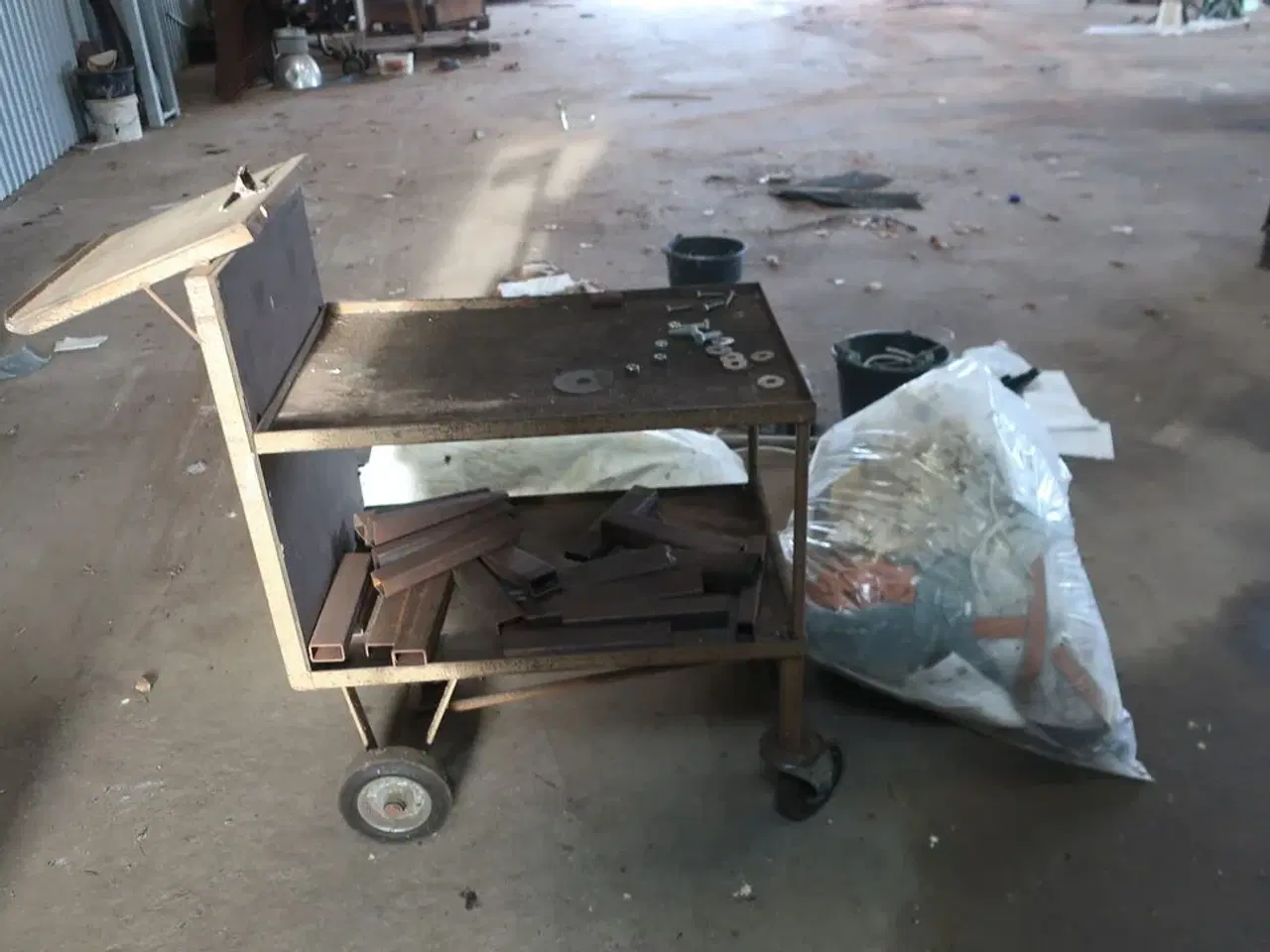 Billede 22 - 2 stk. rullebukke, paller, reoler, reservedele, værktøj, stiger m.m.