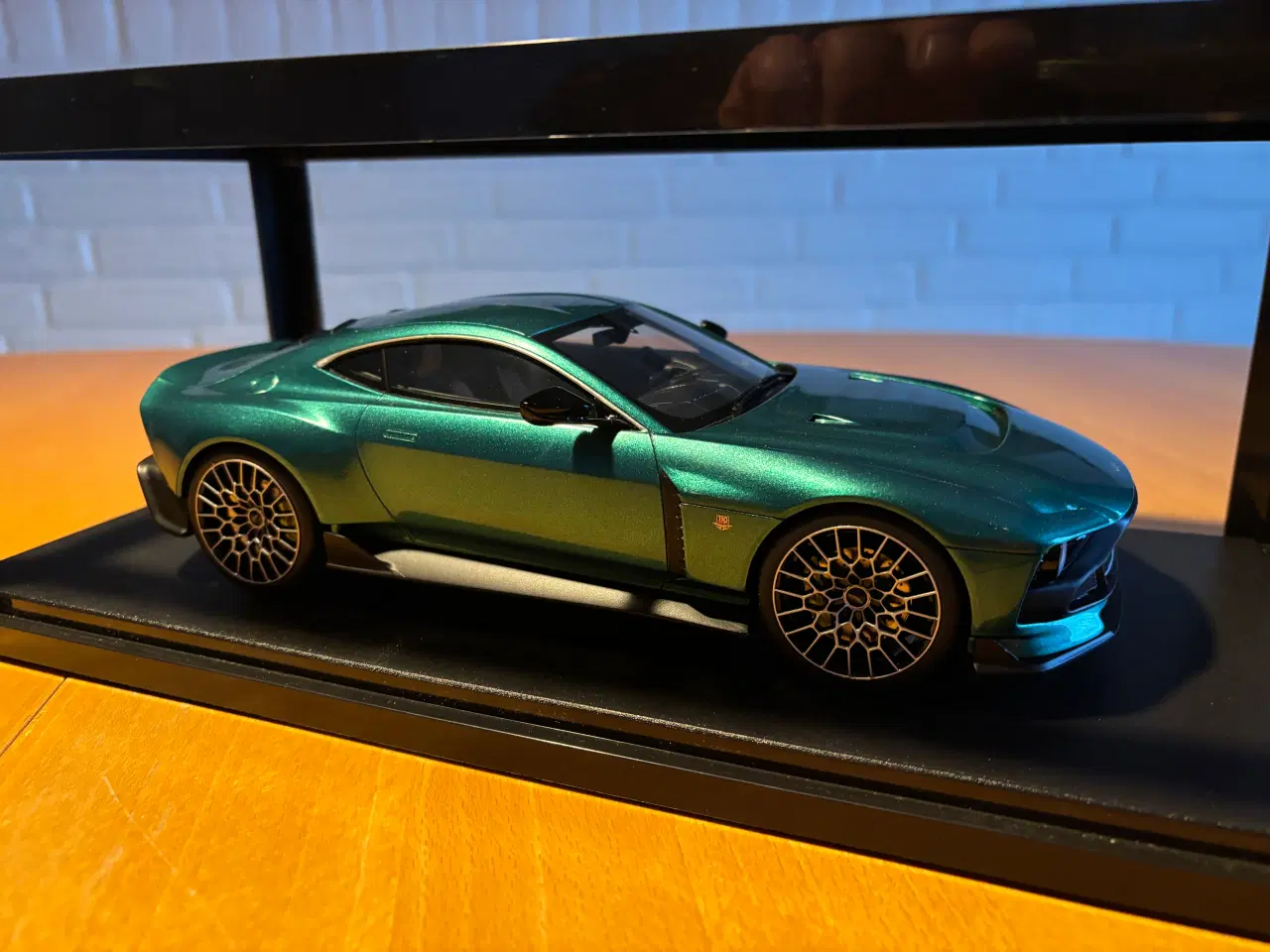 Billede 4 - Aston Martin Valour 1:18