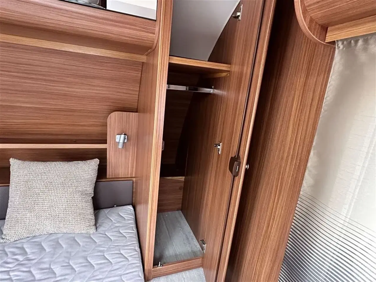 Billede 13 - 2014 - Adria Adora 563 PU   Fritstående queen seng