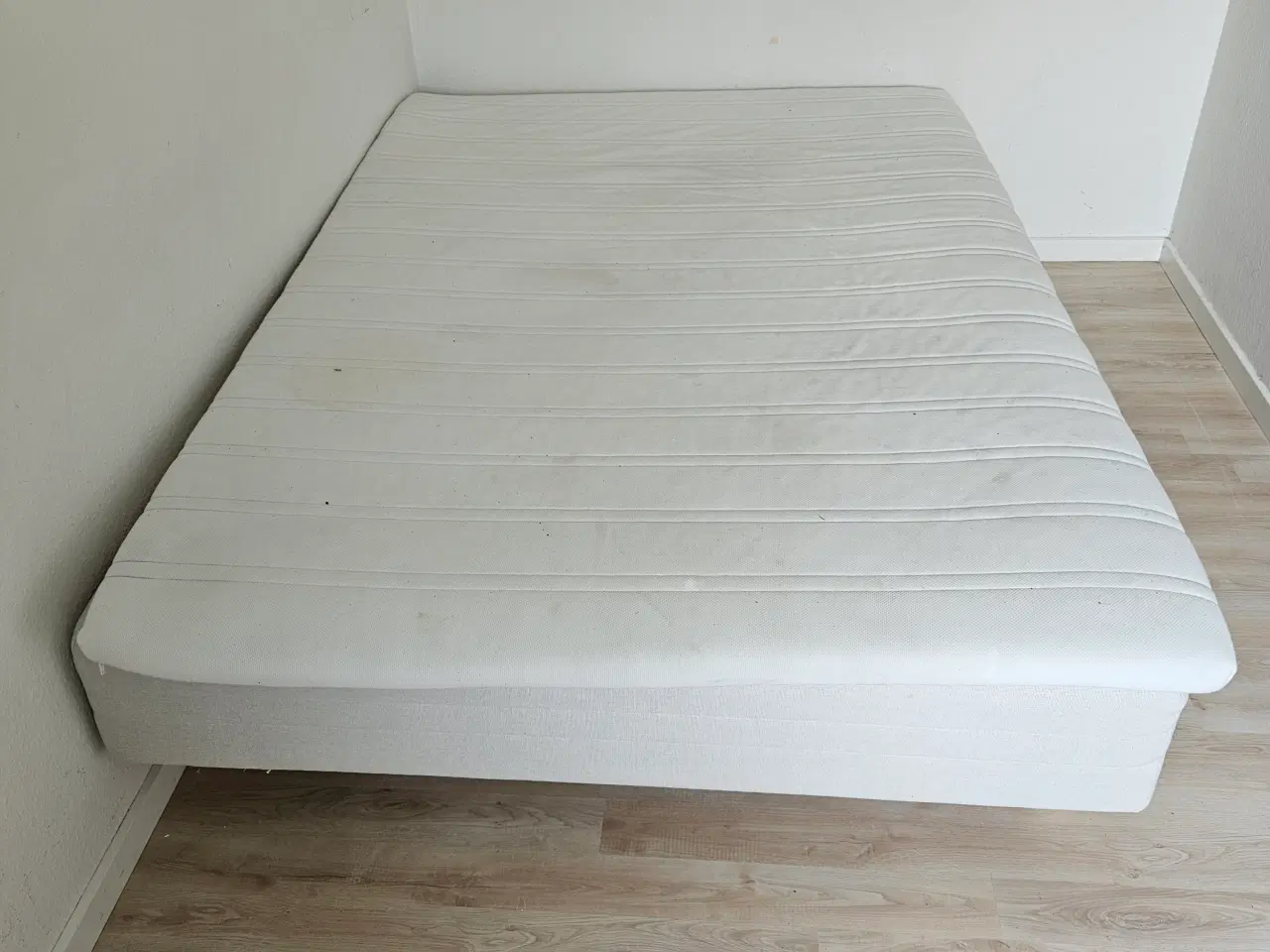 Billede 2 - Seng 140 * 200 med topmadras. 