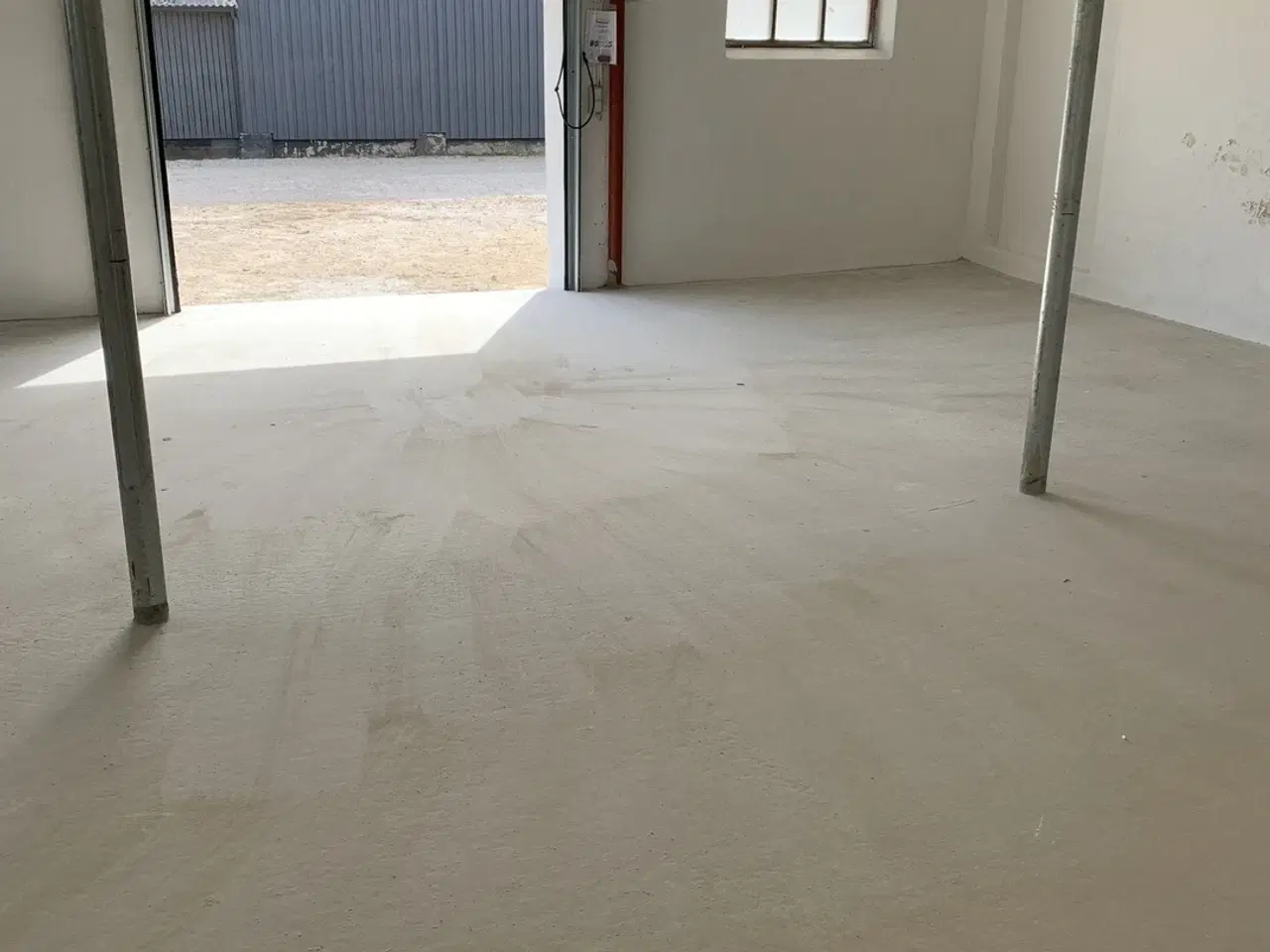 Billede 8 - Flot istandsat lokale. med muret ydervægge og lecaloft.