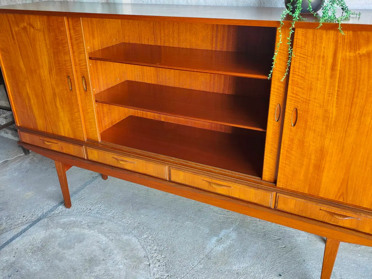 Billede 7 - Teaktræs skænk med fire skydelåger og fire skuffer