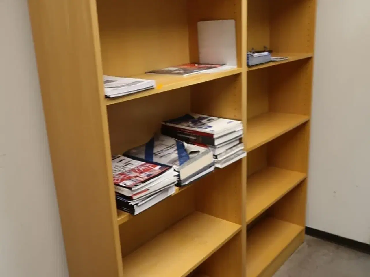 Billede 7 - El. hæve/sænke skrivebord samt kontorstol og skuffemodul, stole og reoler