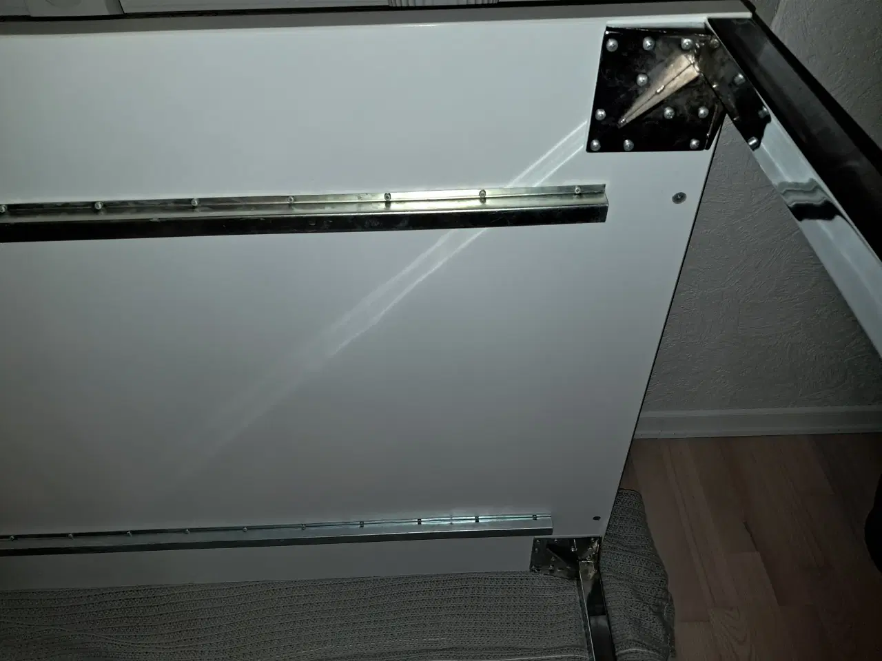 Billede 3 - Spisebord, Hvid med metal ben