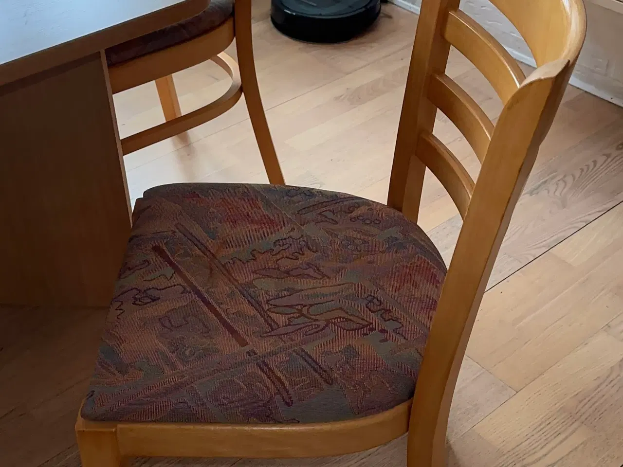 Billede 2 - 8 kantet bord med tillægsplade og fire stole