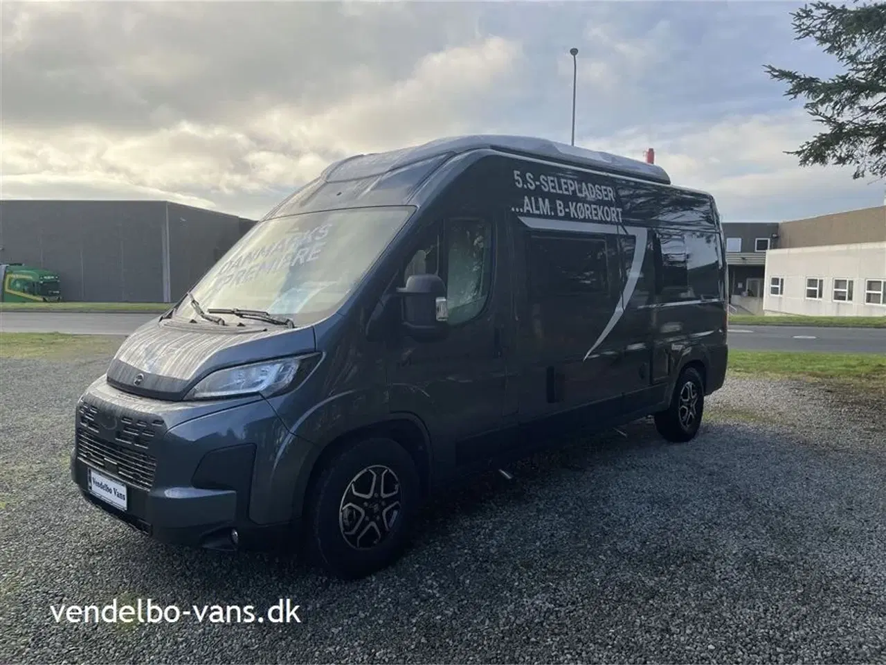 Billede 1 - 2025 - McLouis Menfys Van S-Line 7 Active   Campervan 5,99 M med 5. S. sele pladser / sovepladser