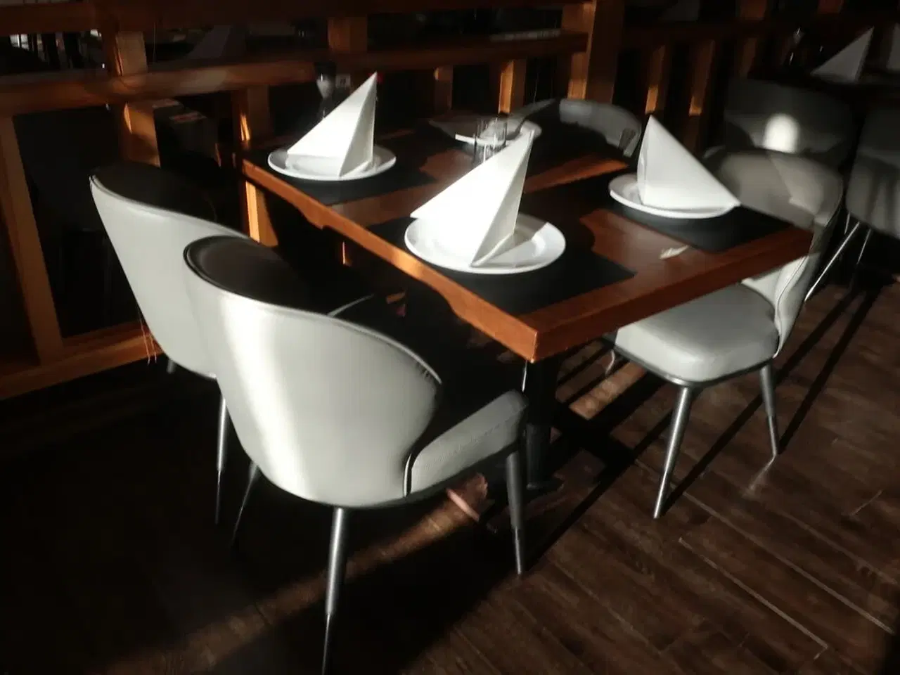 Billede 1 - Bord og 4 nye stole