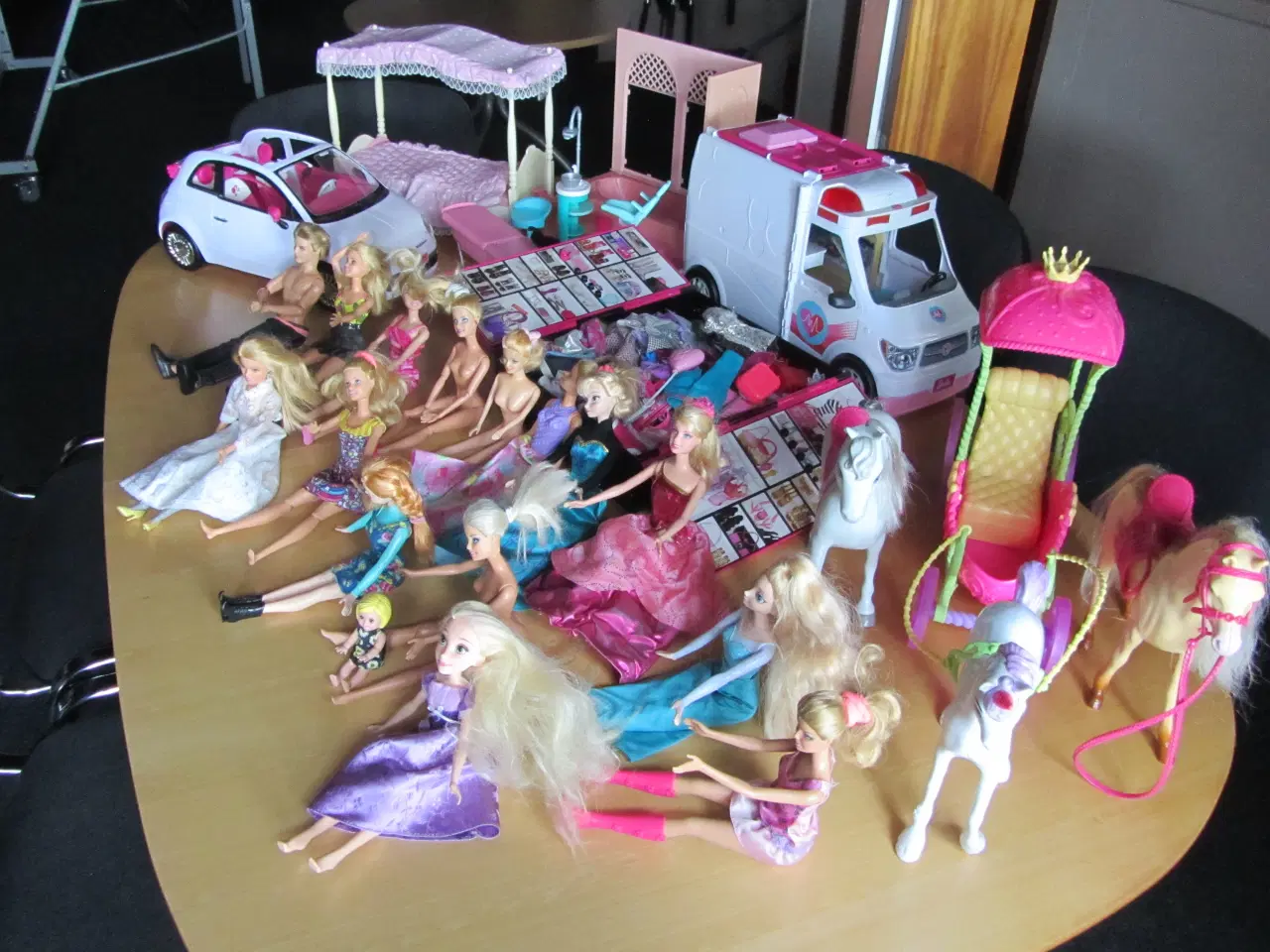 Billede 4 - Barbie biler, dukker og heste samt mange ting.