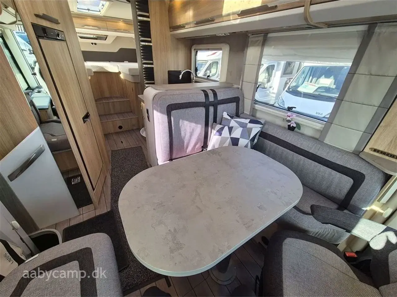 Billede 9 - 2019 - Knaus Sky I 700 LEG   Automatgear. markise. solceller. batterier. Elektrisk  indgangstrin. TV.  Egoist model Uden sænkeseng i forenden!!  Bemærk 3850 Kg. total.