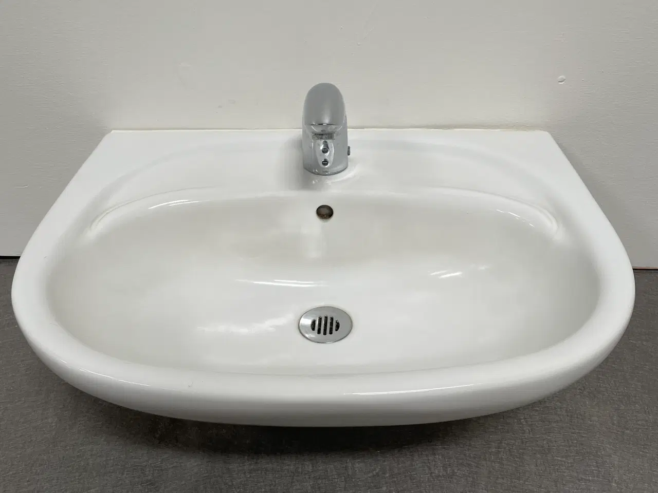Billede 1 - Ifö håndvask med oras berøringsfrit armatur, 575x235x440mm, hvid