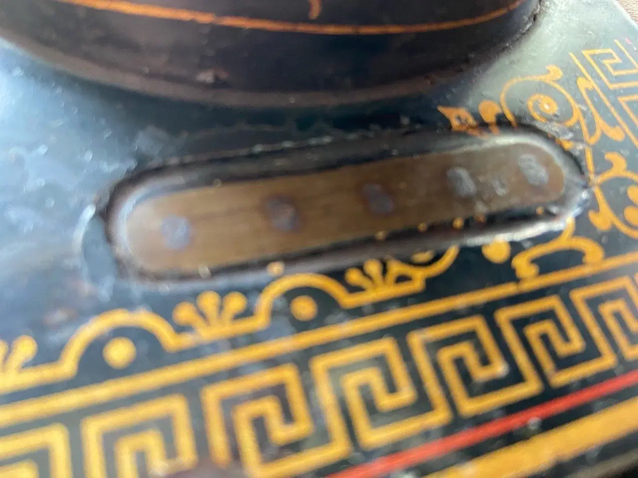 Billede 3 - Antik symaskine og symaskinesbordet  