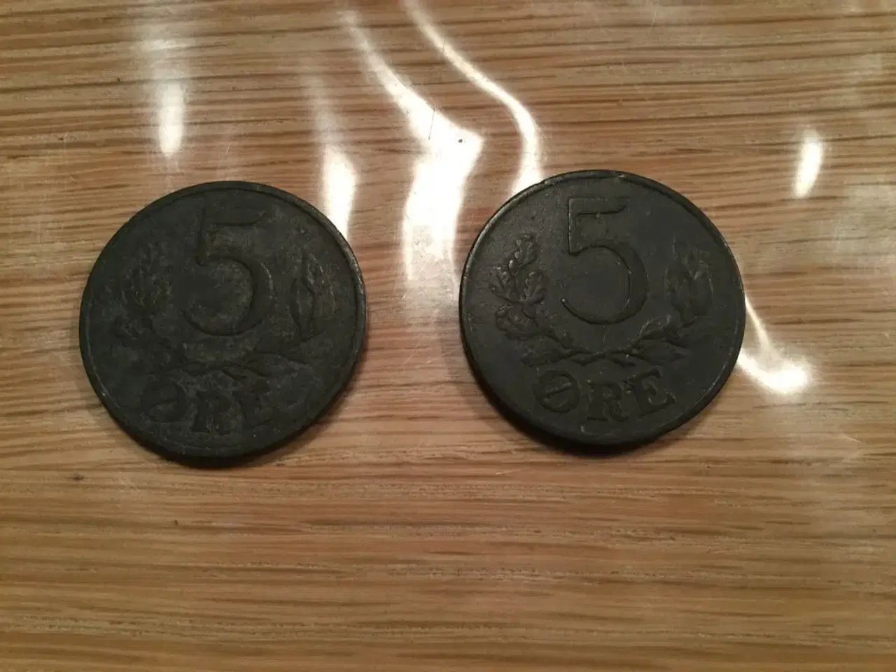 Billede 1 - 2 x 5 øre mønter fra 1943