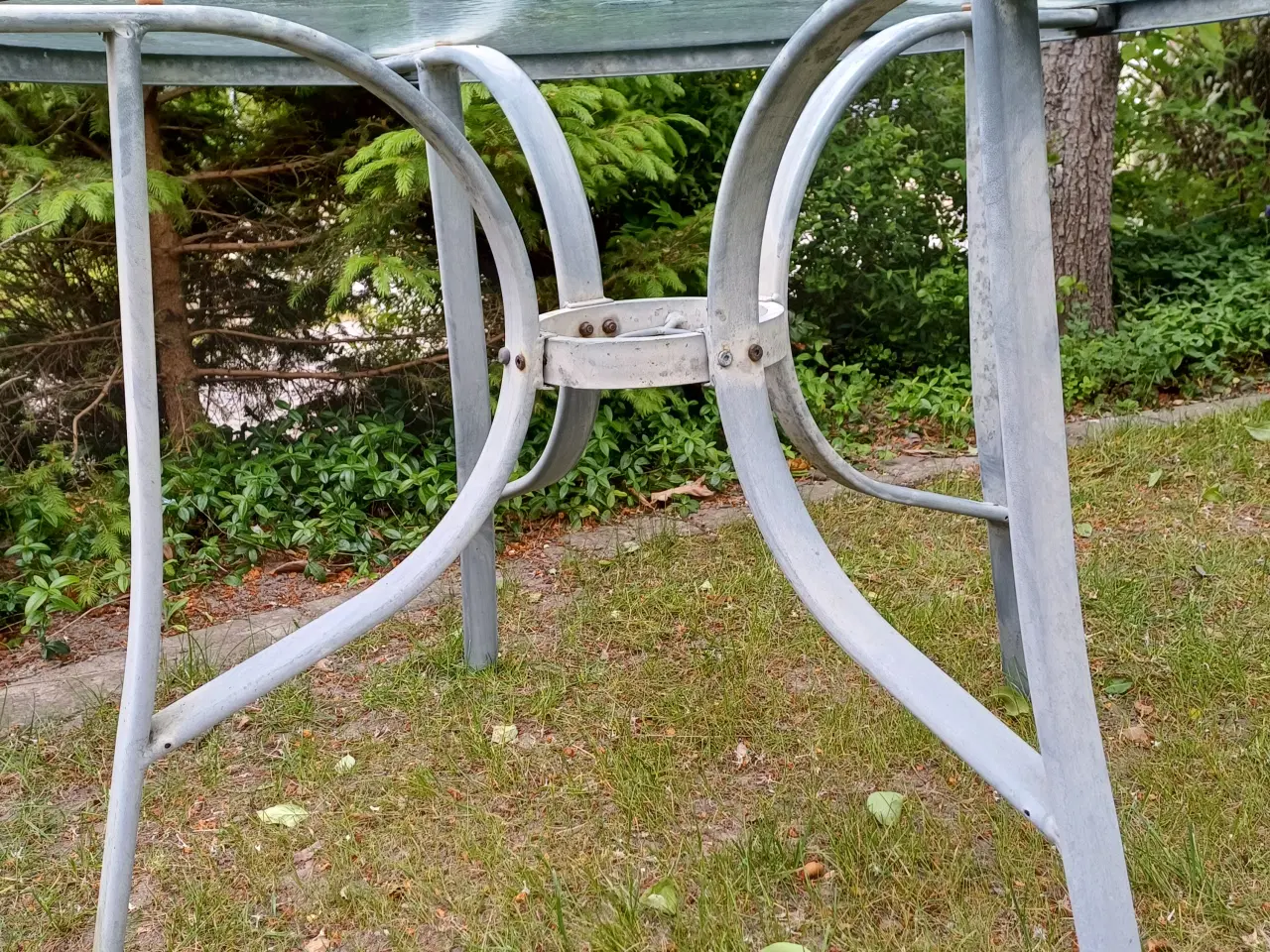 Billede 2 - Rundt havebord med glasplade + parasolhul og metal