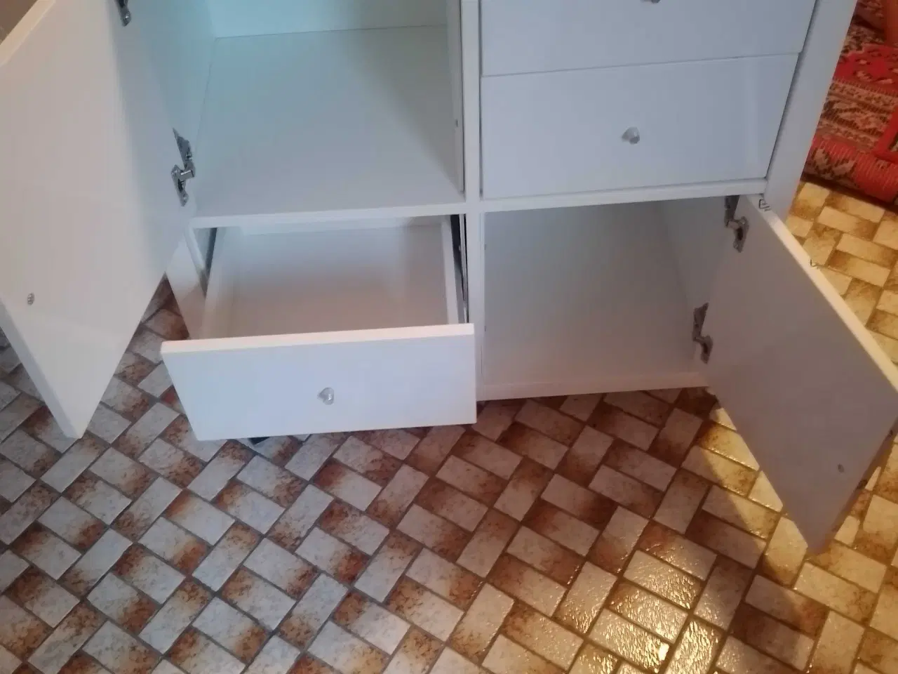 Billede 4 - Skab i lakeret træ med hjul under