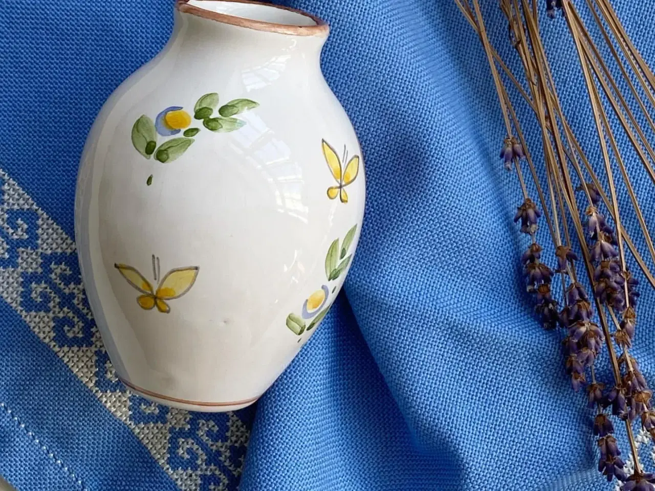 Billede 5 - Lille keramikvase m fugl og blomster