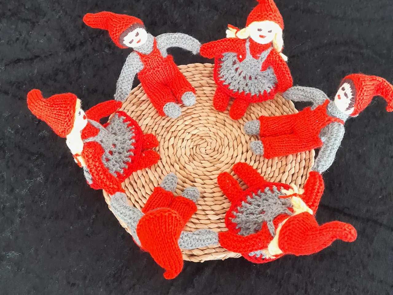 Billede 7 - Nisser rundt om risengrød