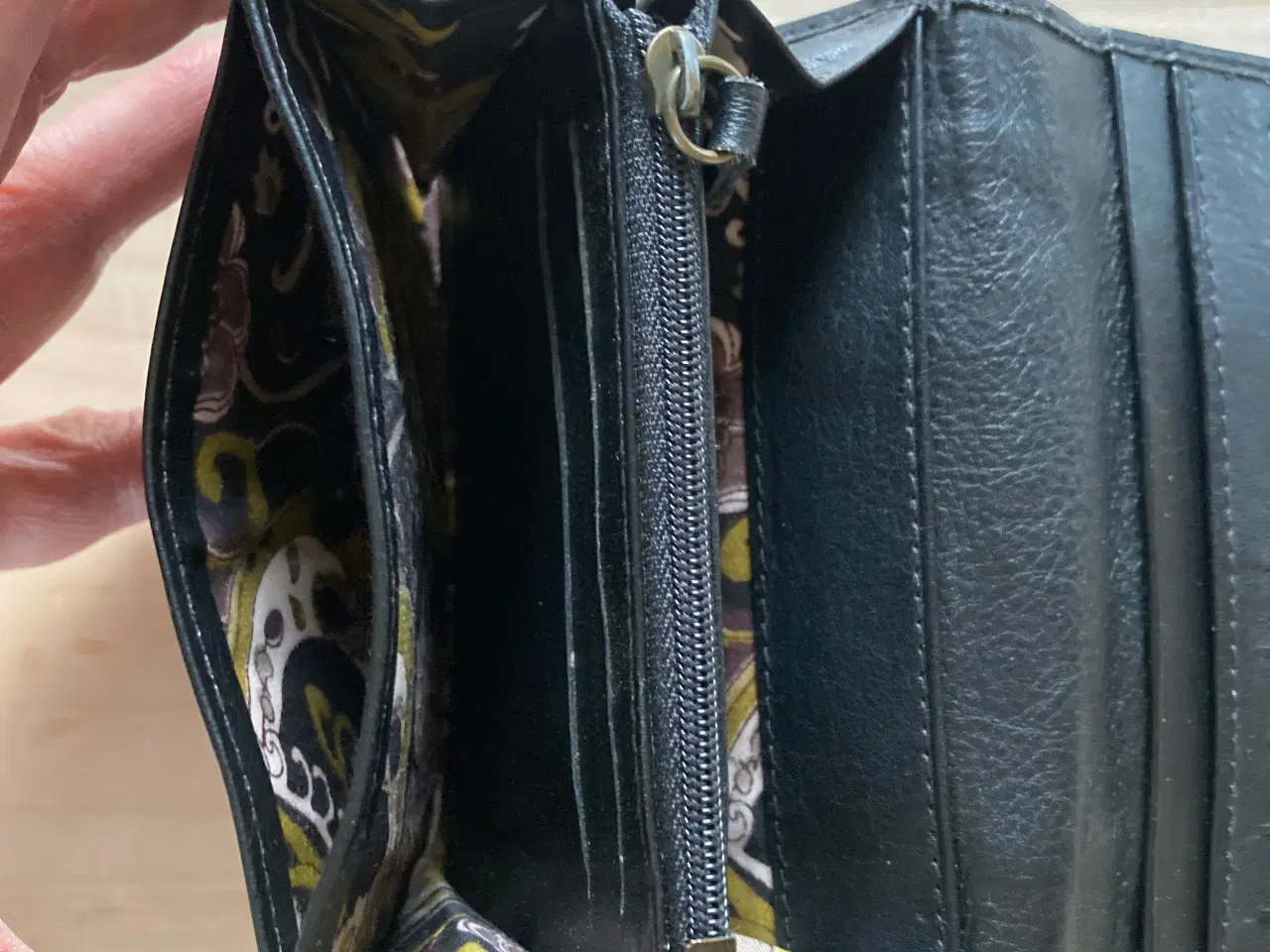 Billede 4 - Flot lille damepung i sort skind