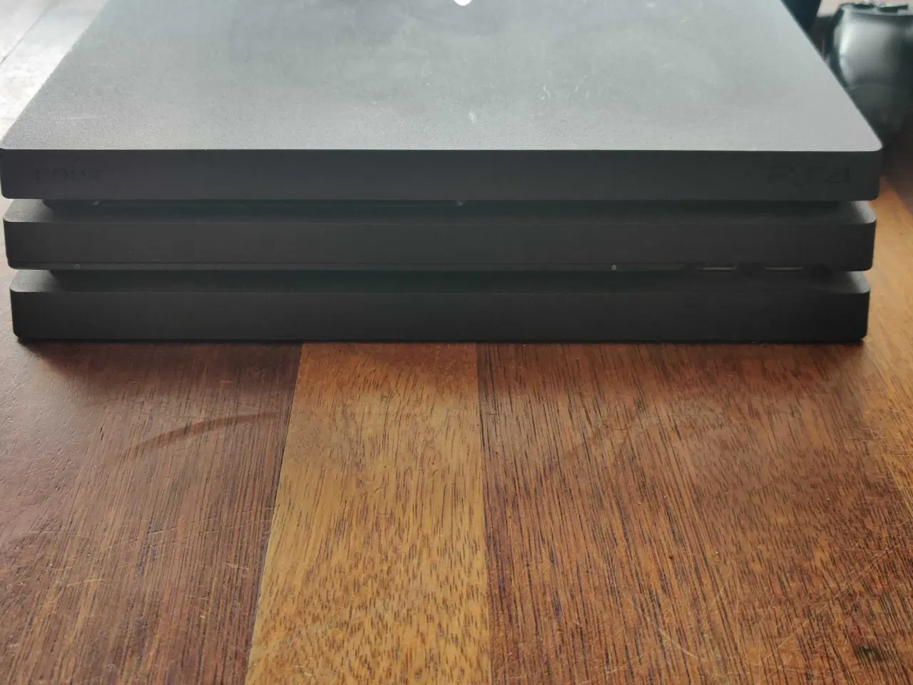 Billede 2 - PS4 Pro 1 TB med 2 controller