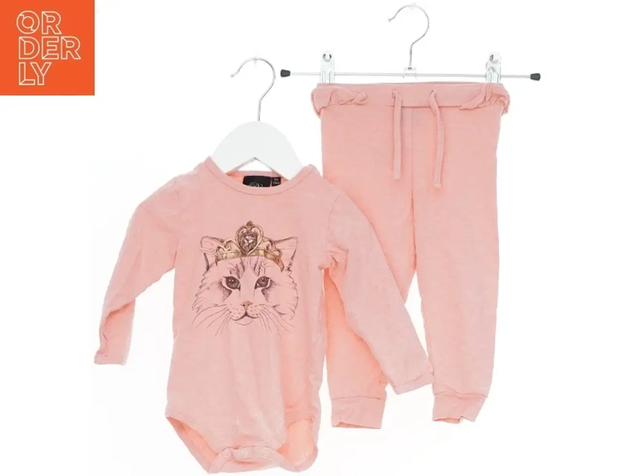 Billede 1 - Lyserød bodystocking og bukser med kattemotiv fra Petit sofieschnoor(str. 74)