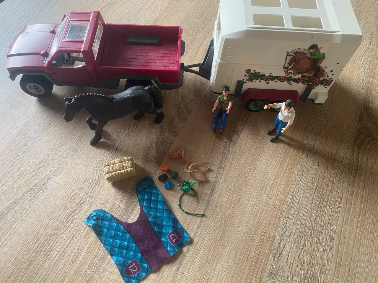 Billede 1 - Schleich bil med hestetrailer