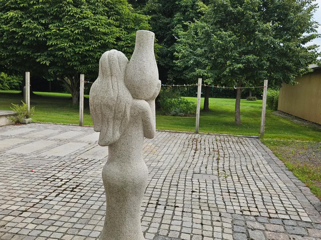 Billede 1 - Granitfigur ,dame 185 cm høj