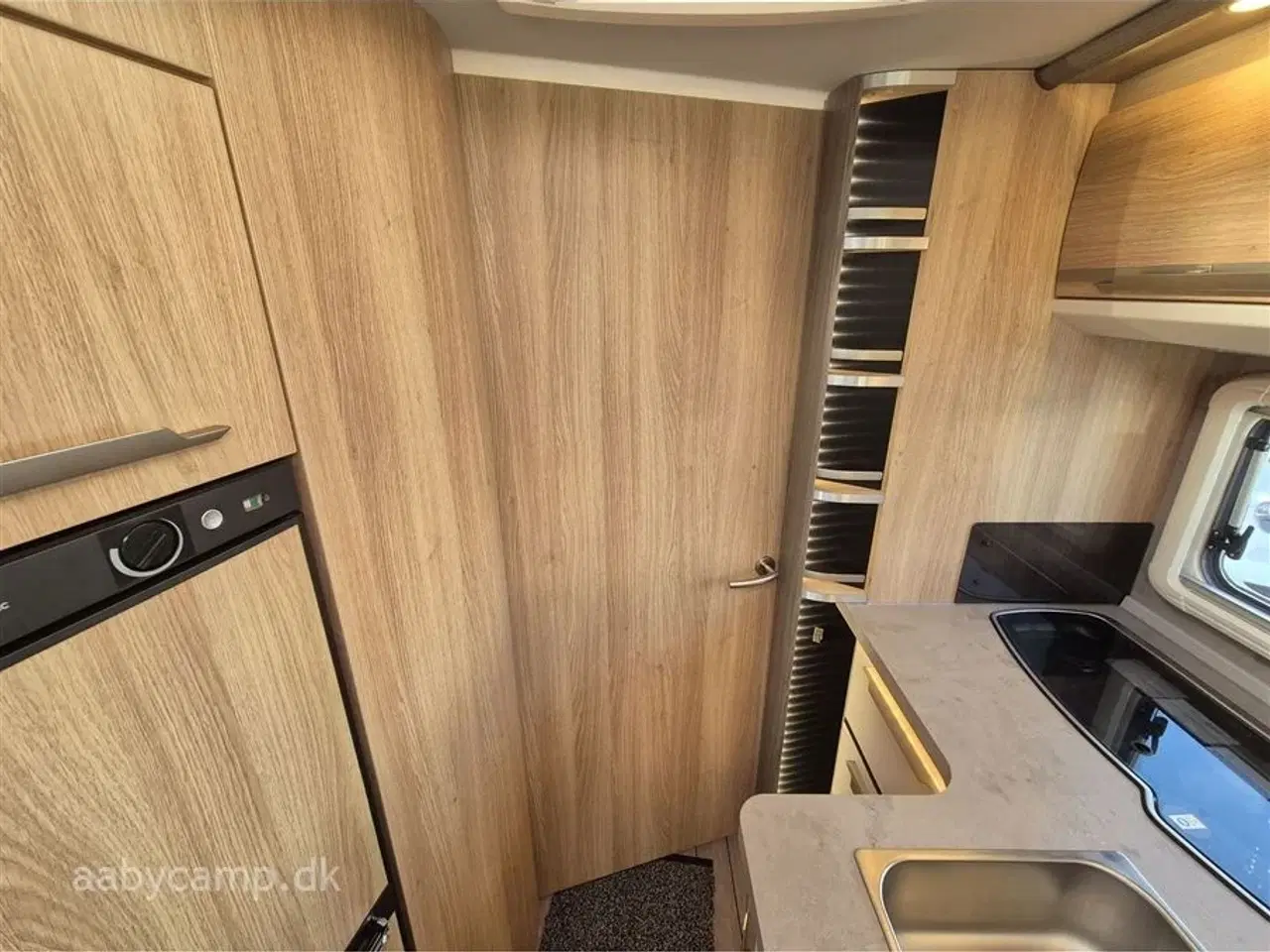 Billede 16 - 2019 - Knaus Sky I 700 LEG   Automatgear. markise. solceller. batterier. Elektrisk  indgangstrin. TV.  Egoist model Uden sænkeseng i forenden!!  Bemærk 3850 Kg. total.