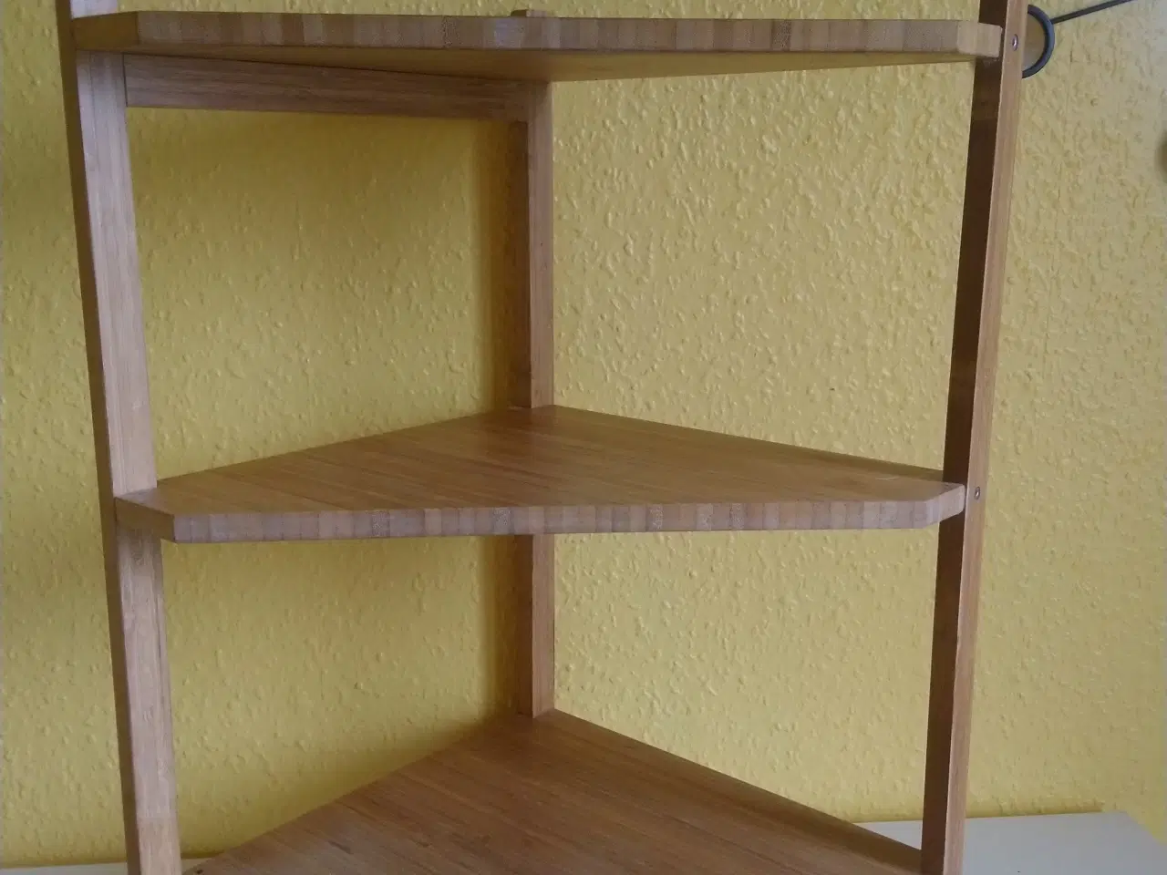 Billede 1 - IKEA Hjørnehylde, bambus