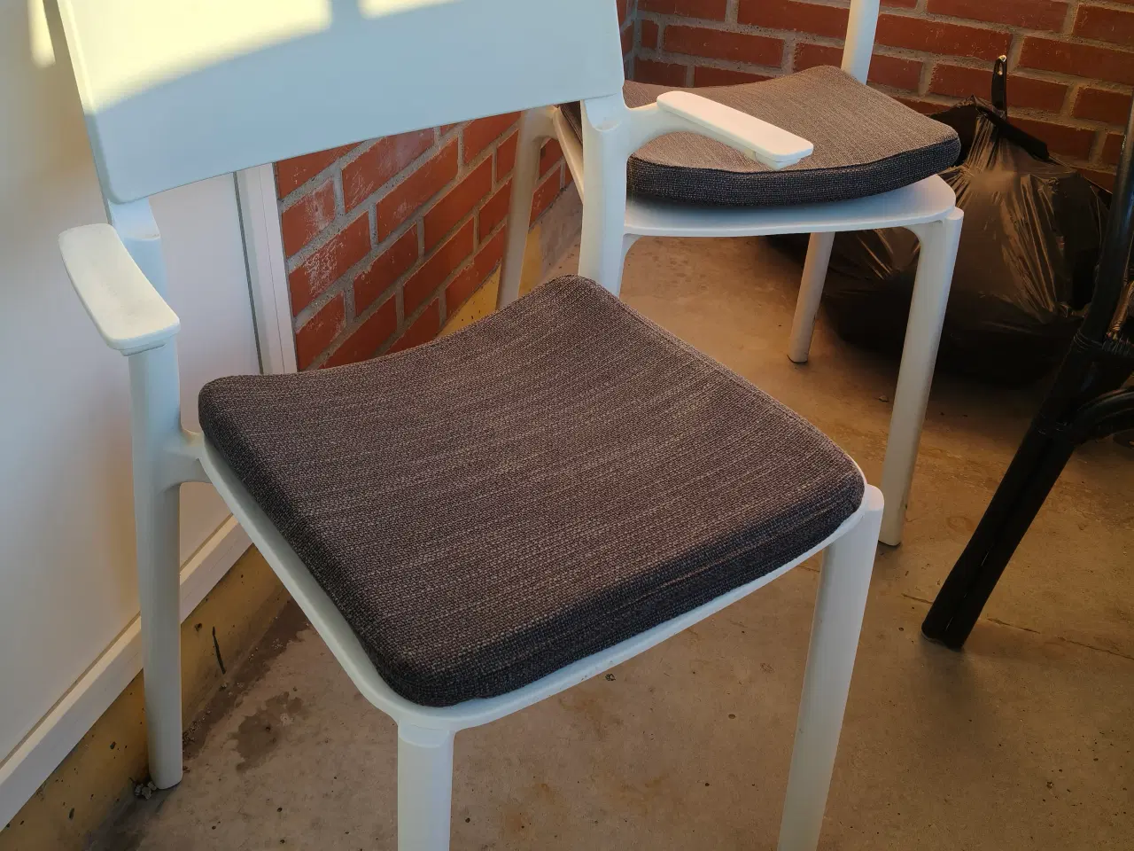 Billede 1 - 2 hvide stole med tilhørende hynder