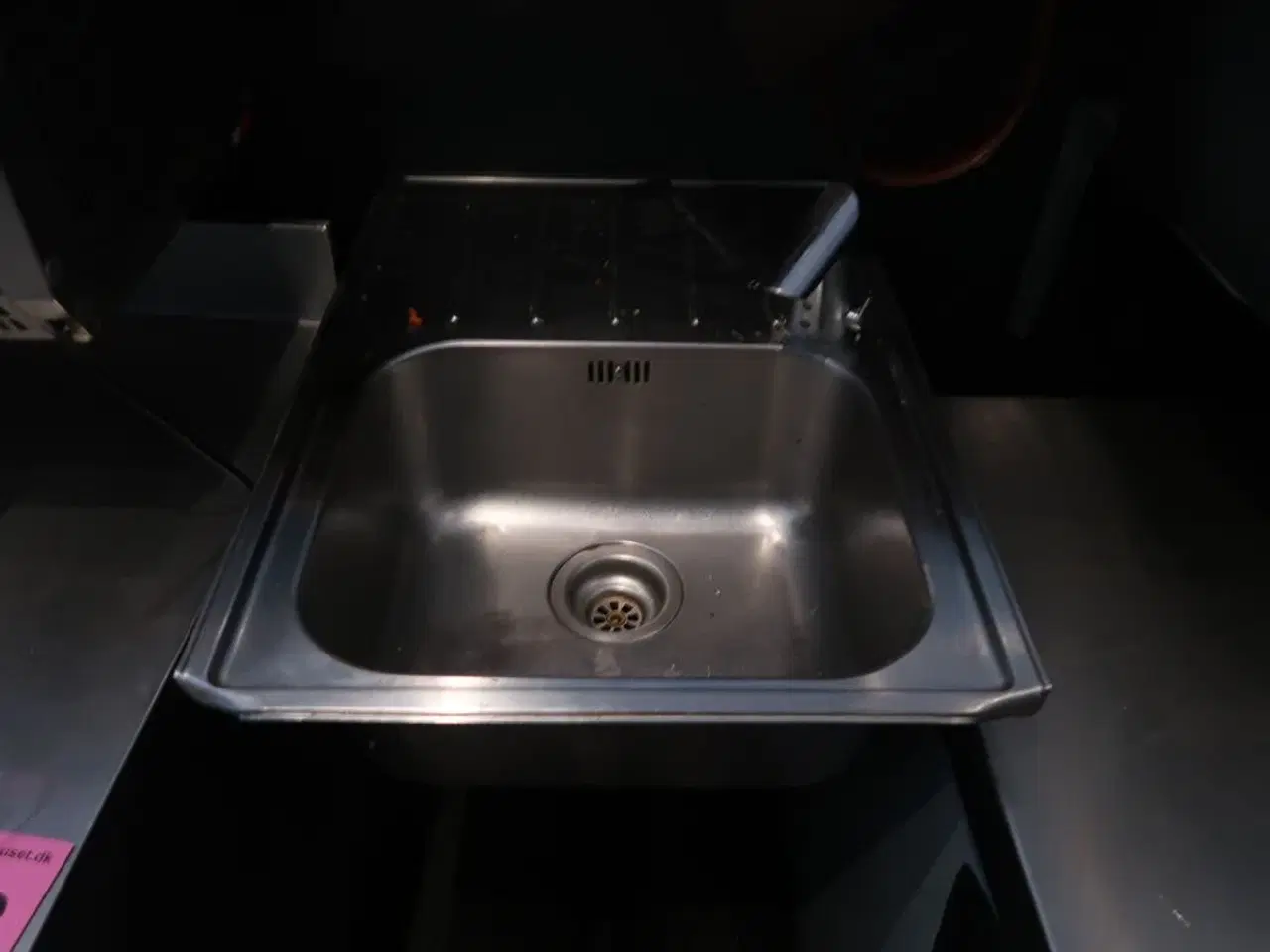 Billede 1 - Væghængt stålvask med armatur