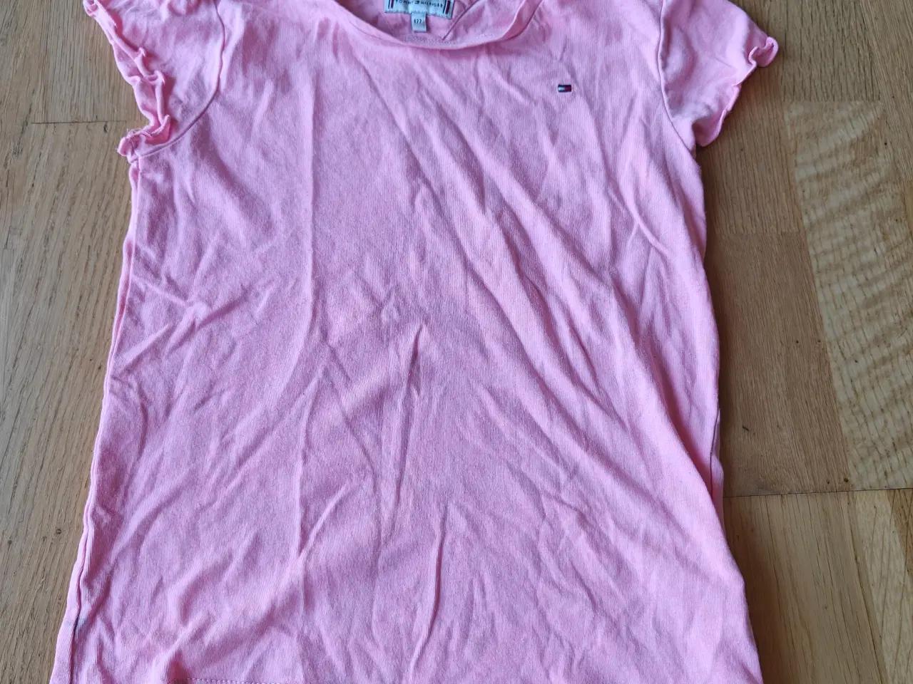 Billede 1 - Tommy Hilfiger T-shirt str. 122 cm.